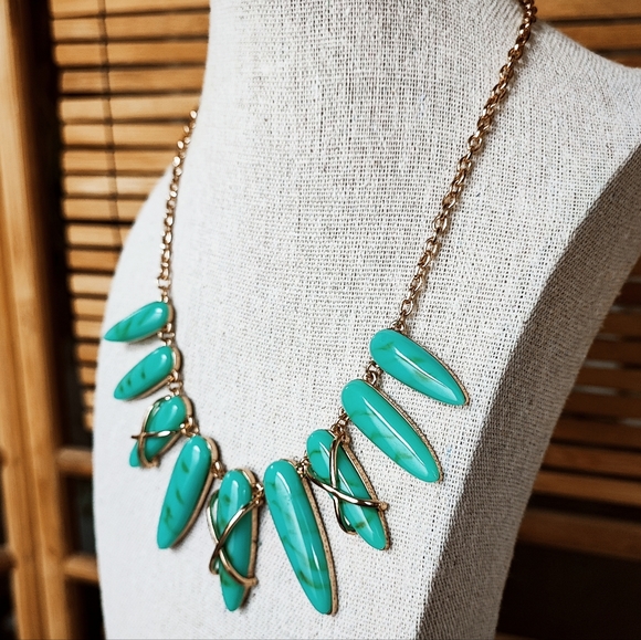 Sugarfix Sugar Fix Faux Turquoise Gold Tone Green Statement Necklace NWOT - Picture 2 of 10